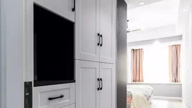 卧室衣柜要选好颜色，别花了大价钱，却显得杂乱无堪