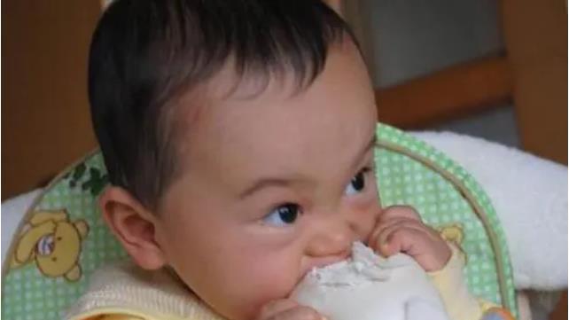 3岁儿子吃馒头卡喉，妈妈的“两个果断”救了娃，医生称赞做得对