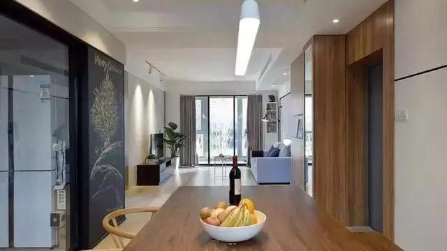 老婆装修新房只刷大白墙，亲戚鄙视我家穷，装好后效果打脸