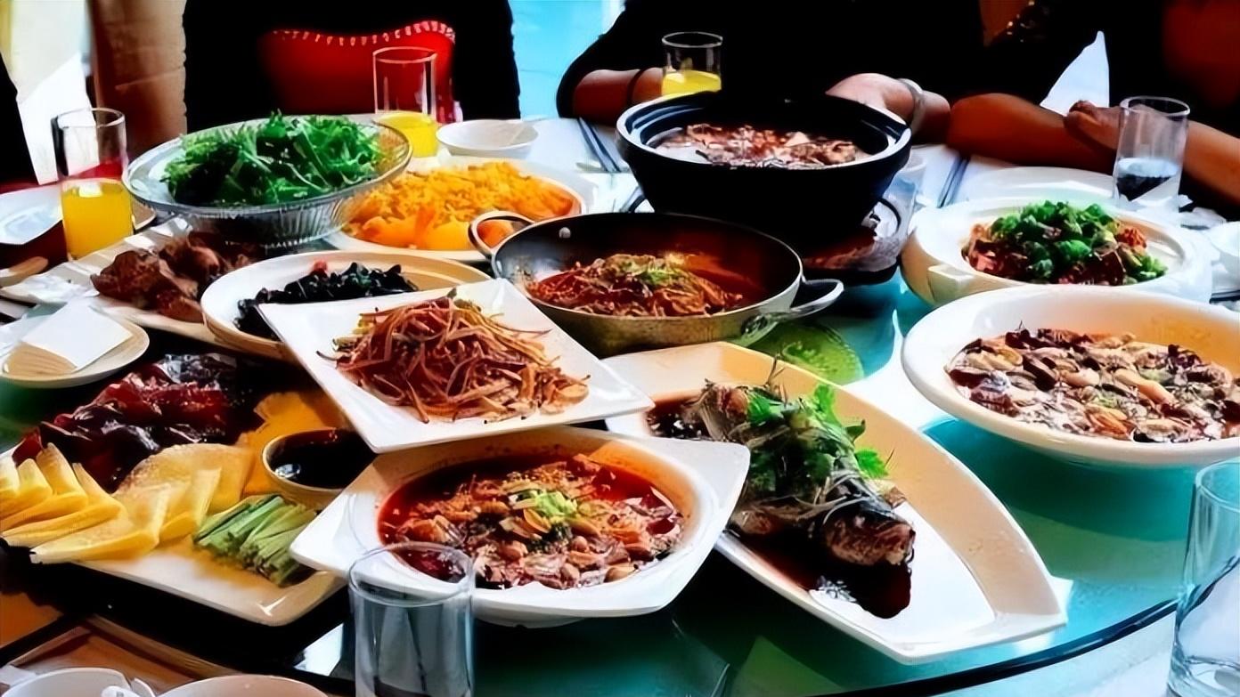 请人喝酒时，别只干坐当“哑巴”，套用3句“开场白”，超级实用