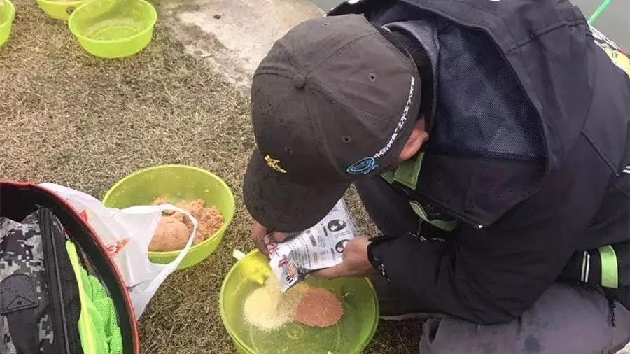 饵料|钓鱼，开好商品饵很难吗？教你开饵的正确方法