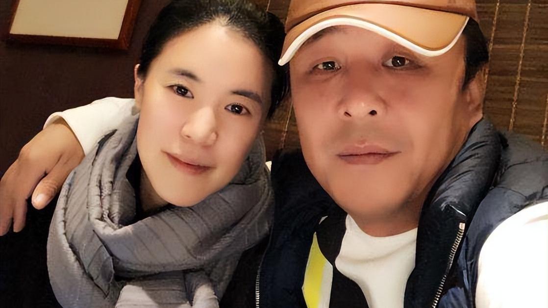 总动员！王楠辅导6岁女儿，匍匐在地现身指导，富豪丈夫拍摄欣慰