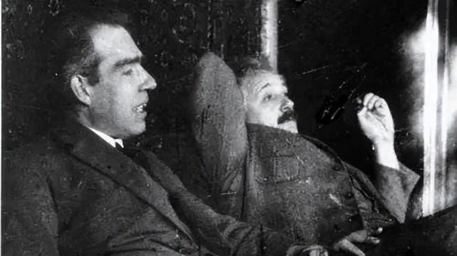 解读薛定谔的猫和电子双缝干涉实验，量子力学到底有多诡异？