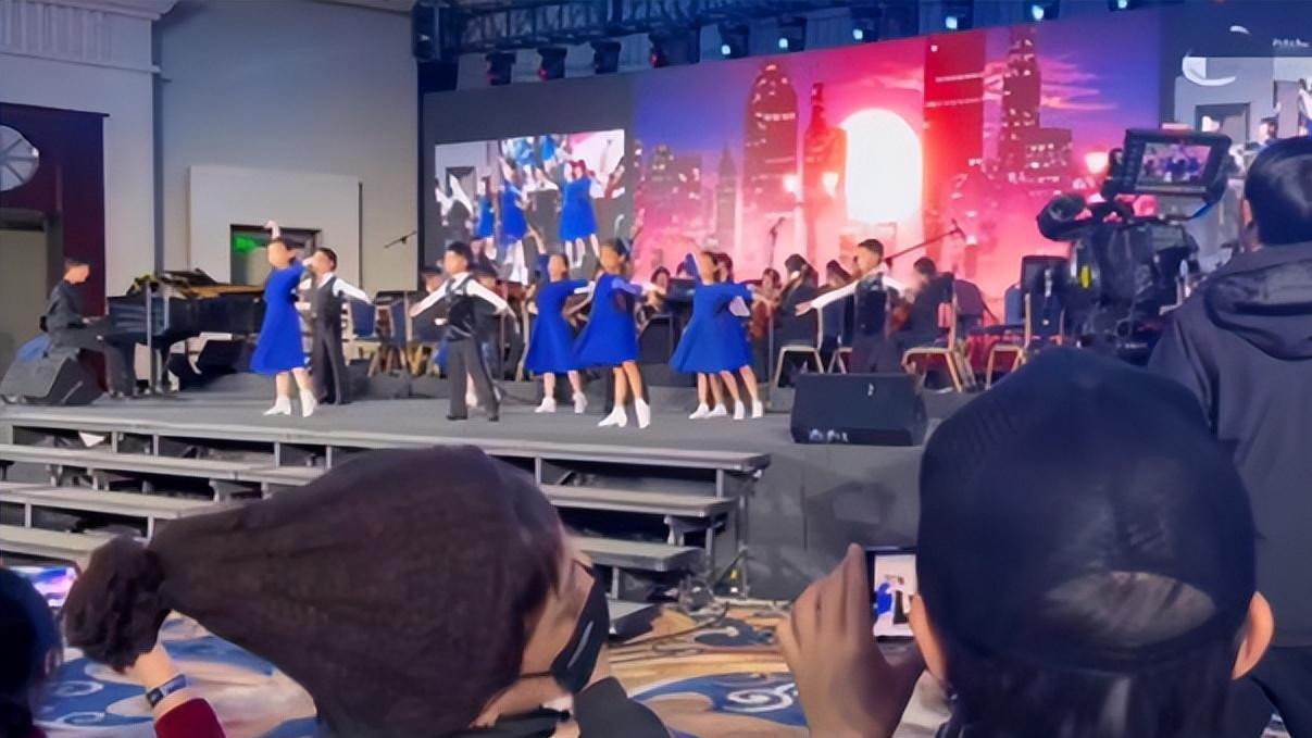 孙俪|邓超孙俪学校看女儿演出，全程捧手机拍照录像，与陈小春儿子同校