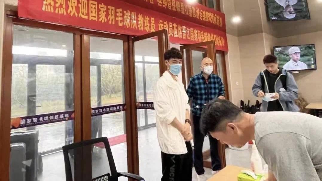 国羽|国羽惨败，张军被打脸+喊下课！石宇奇禁赛期提前解禁？罕见现身
