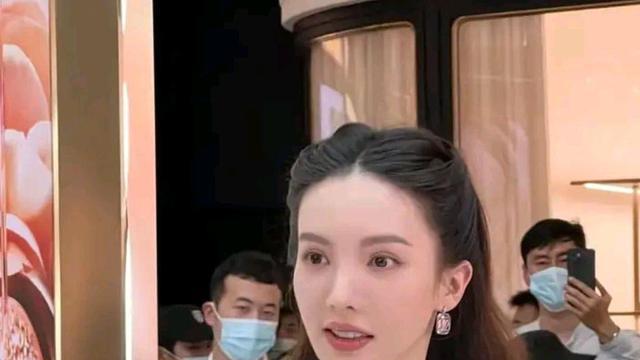 金晨|拥有绝美容颜，身材却一言难尽，瘦到极致的金晨更像“纸片人”！