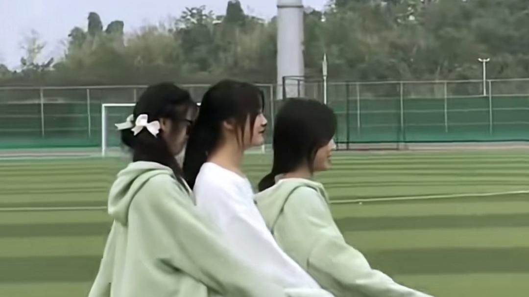 刘海 大码衣裤配八字刘海，中学女生形象遭到父母吐槽：这是全国统一？