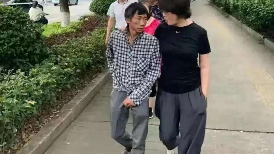 袁立 袁立低调出行，素色穿搭难掩发福身材，短发造型十分帅气