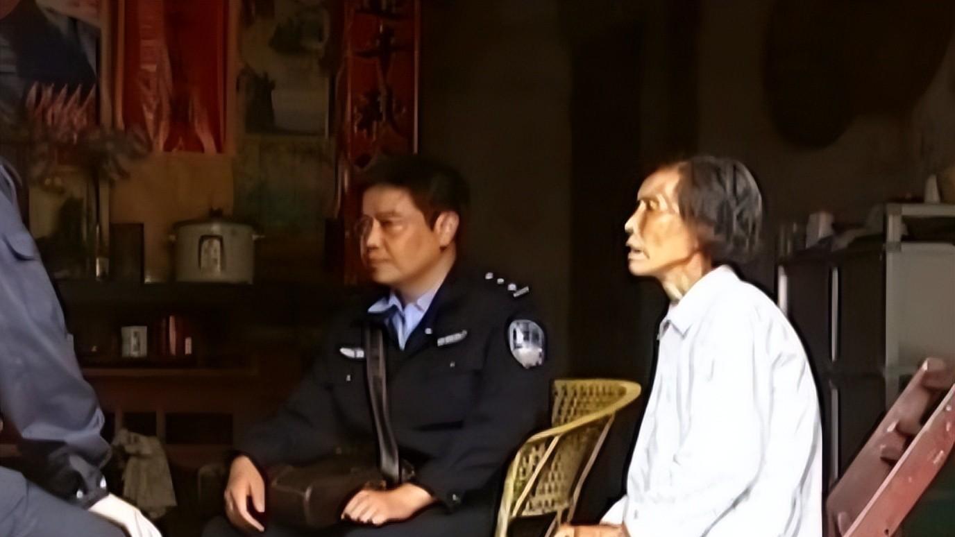 2003年，9岁男孩见父亲意外摔死，引发怀疑，9年后将母亲送进监狱