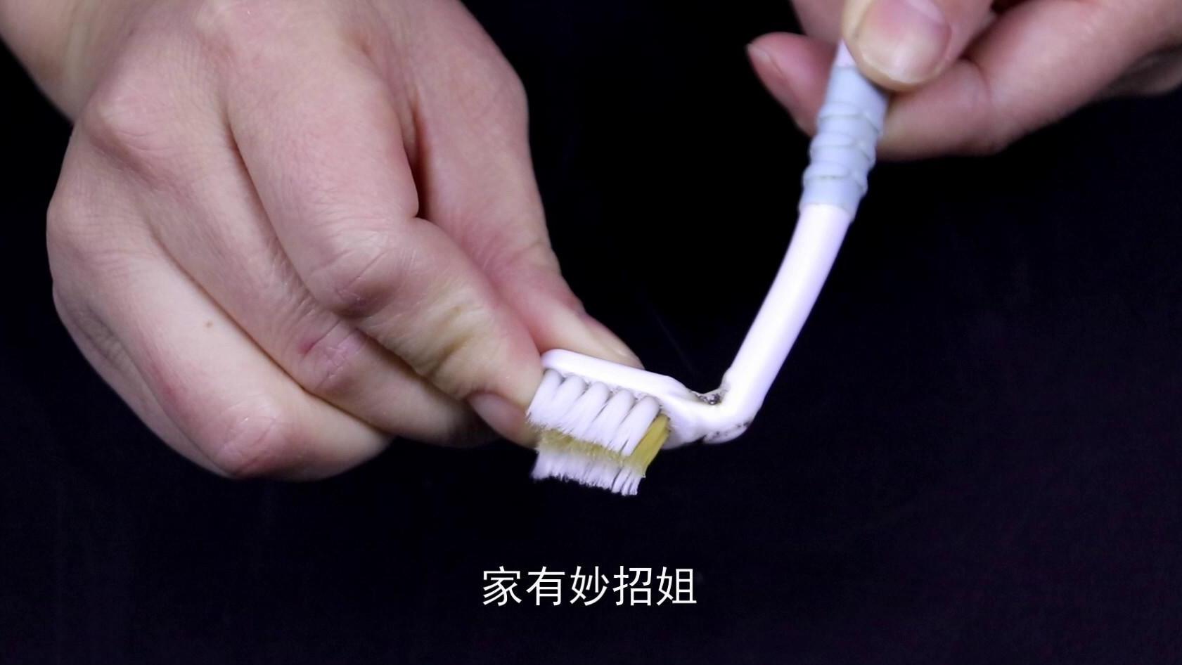 旧牙刷别扔了，用打火机烫一烫，解决了家家户户的烦恼，太实用了
