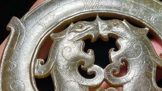 和田玉籽料|战国 和田玉籽料 沁色 双龙纹 玉珮