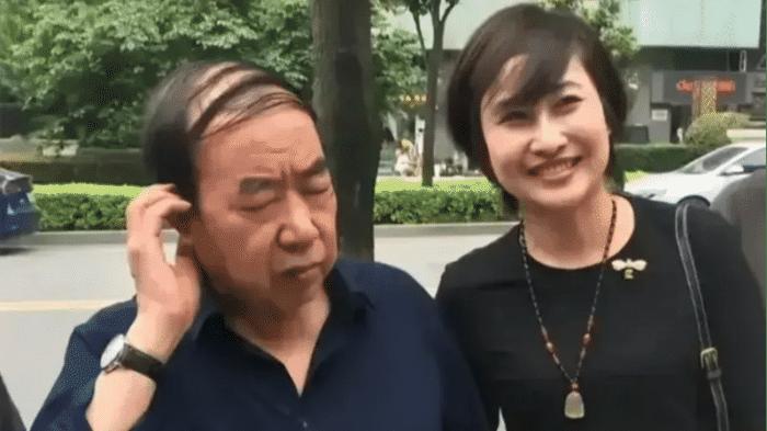 贾平凹|一张贾平凹与他现任妻子郭梅的合影，贾平凹似乎睡眼惺忪
