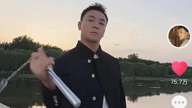 释小龙 34岁释小龙减肥成功，挥舞双节棍帅气十足