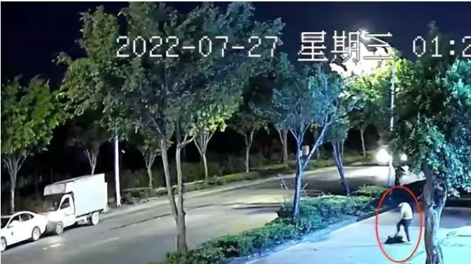 “你胆子大了，还敢跑出来！”广东汕头，一名身穿黑衣短裙的女子在人行道上走时