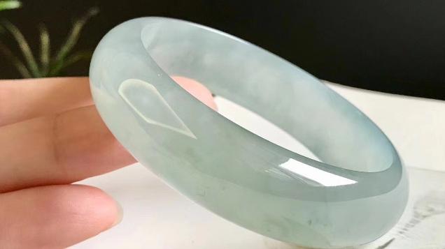 翡翠手镯|挑选翡翠手镯时，圆条和扁条徘徊不定，到底该怎么挑选？