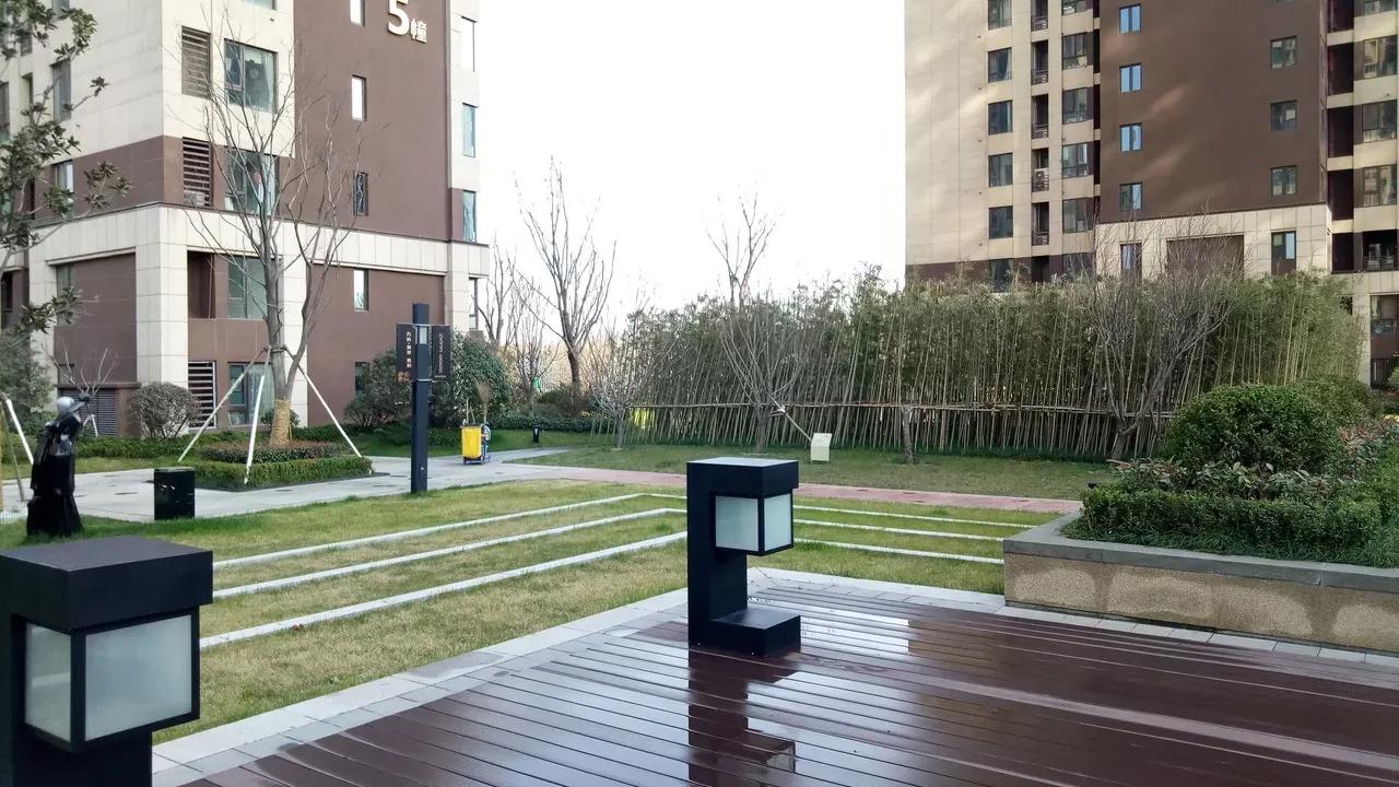 房价|这两个小区仅仅一路之隔，房价差了十万八千里