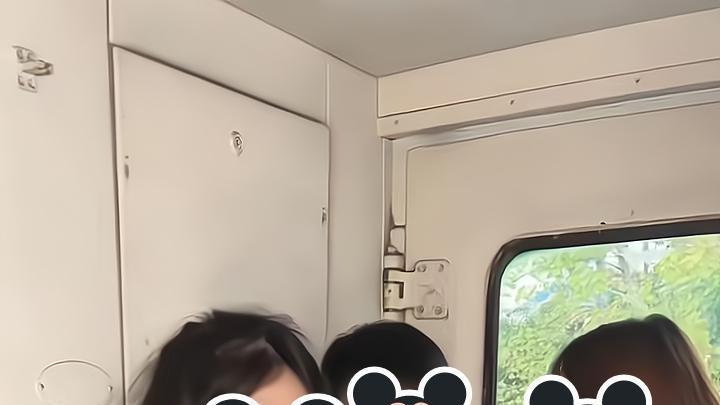 三名女子在列车上相中一男子，上前围堵，追问他是否有女朋友