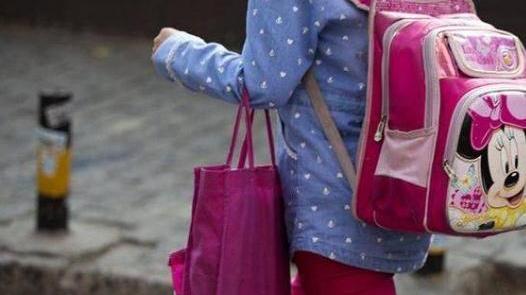 3岁男孩被丢幼儿园3天，竟无爸妈认领，园长看见书包里面红了眼