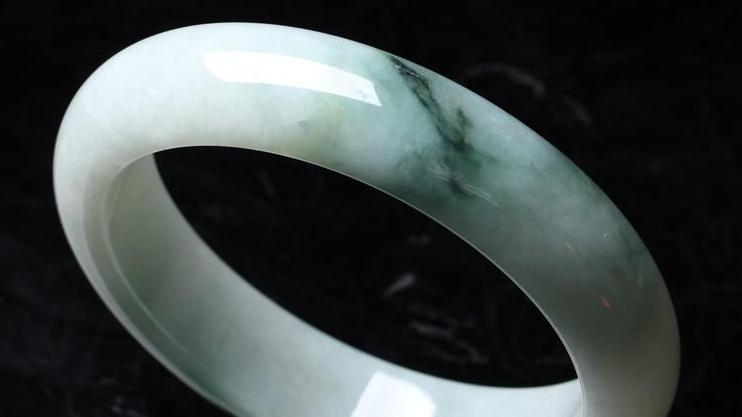 翡翠手镯|翡翠手镯的魅力展现在哪里？简约又大气，但这些手镯不能买