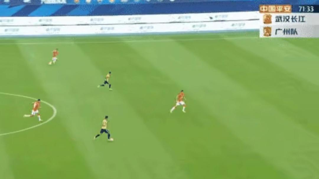 |广州队李扬这次“钟摆倒车”，在顶级联赛就是一朵“奇葩”！
