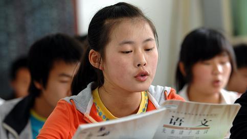 男生从上铺跌落骨盆被扎，女生被钱财诱惑，学生安全教育不可忽视