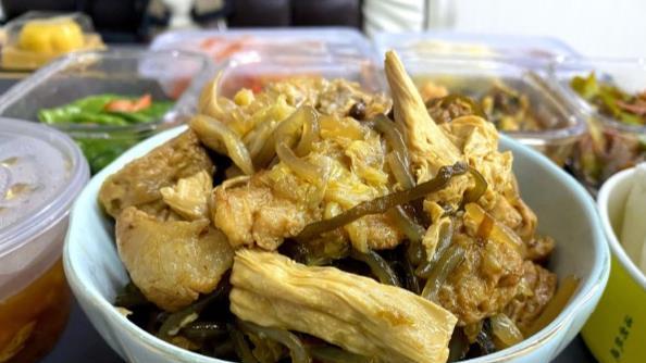 潘粤明|48岁潘粤明晚上吃一碗菜，却被网友无情吐槽：哥，你可长点心吧！