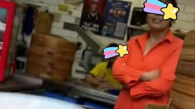 男子拿碗买包子，被老板娘误以为乞丐施舍钱，网友：你别颠碗行吗