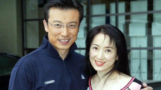 陈小春|TVB戏骨龚慈恩前夫秀恩爱！与富婆女友相依，身材发福被指太油腻