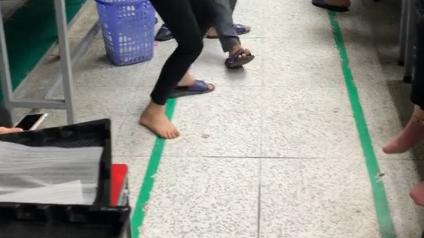 男同事抱着女同事转圈，周围同事跟着起哄，主管：她以后怎么嫁人
