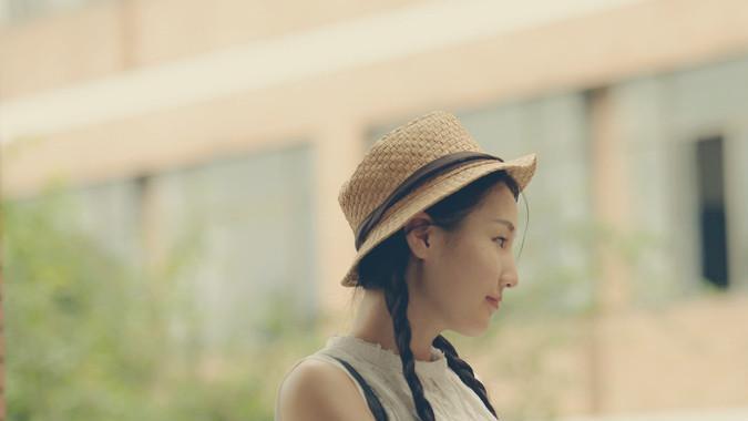 流行 “宽袍大袄鲶鱼须”在校园里流行，为何女生都喜欢这样穿？