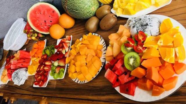 男子让自己小孩买水果切，回家一看居然要140元一盒！