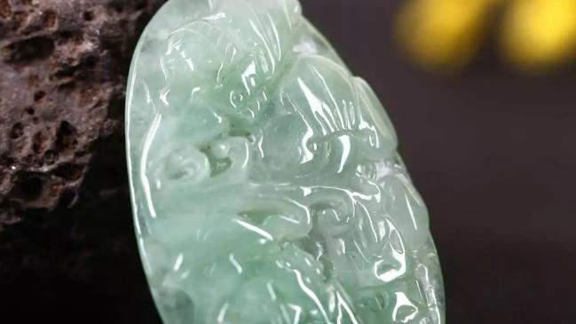 古董|所有翡翠都有脆根吗？有翠根对翡翠来说是好事吗？行家为你解答