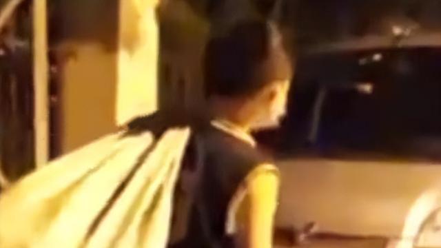 男孩偷拿姐姐1000元钱花光，爸爸做法很果断，网友却化身“圣母”