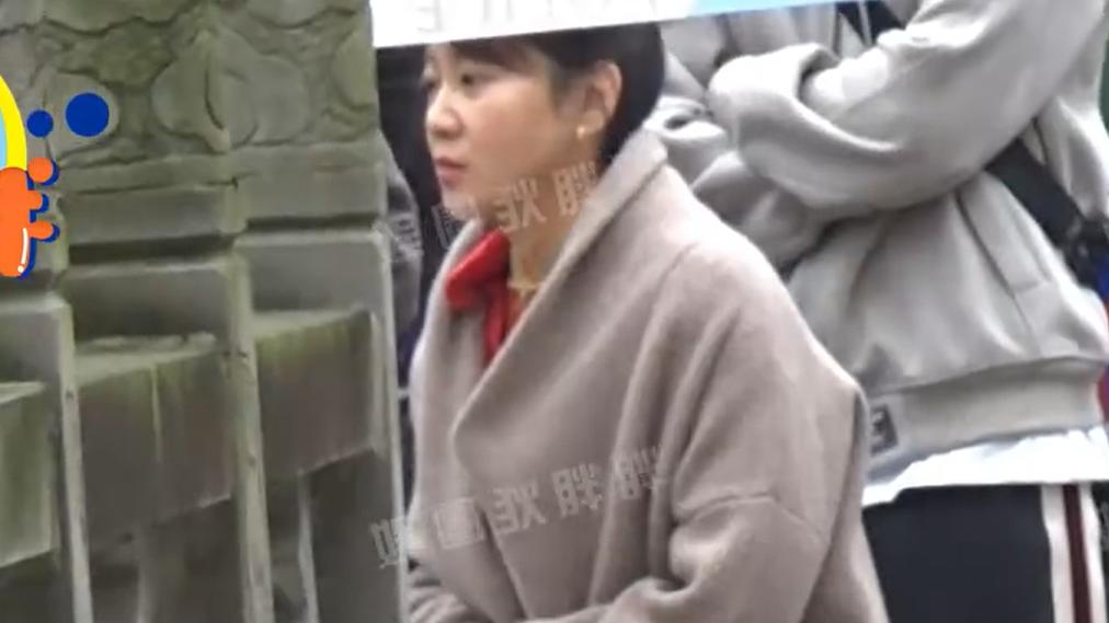 闫妮|闫妮大冷天拍戏露长腿，裙子开叉太高冻得慌，旁边助理负责穿衣