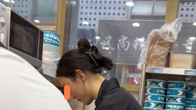 男店员趁着放东西，故意摸女老板的腰，网友：他们不是一次两次了