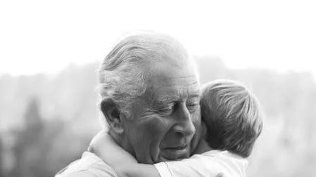 查尔斯王子|查尔斯三世坏脾气却宠孙，靠读《哈利波特》收服孙子女