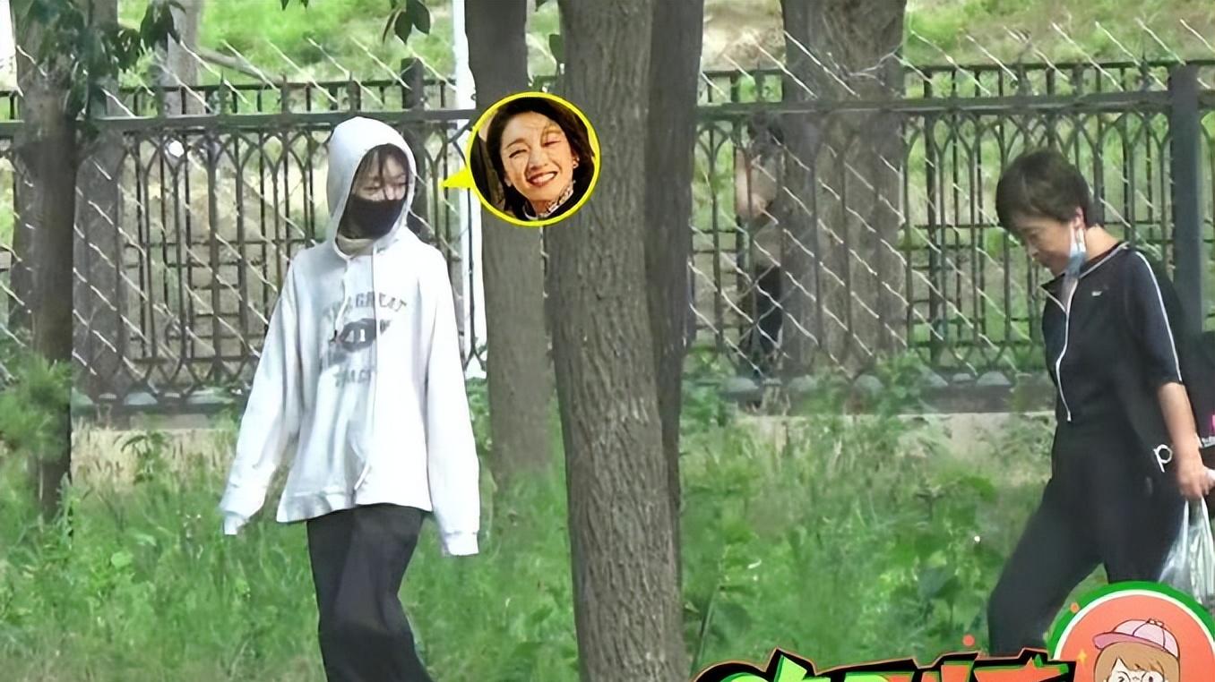 谢霆锋|周冬雨在公园摘桑葚引发热议，网友在留言区多次提到刘昊然