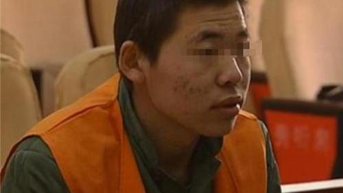 2010年冯双富走下法庭，含泪与父母通话后押刑场，枪毙前全程镇静