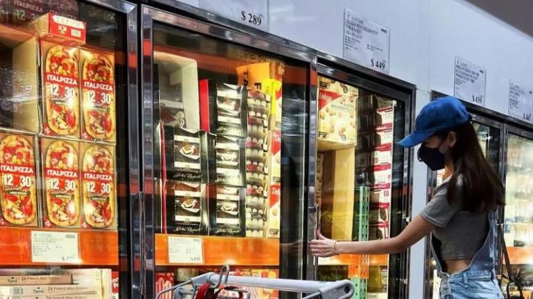 林志颖|林志颖老婆晒幸福，3个孩子在泳池开心戏水，网友喊：太过分