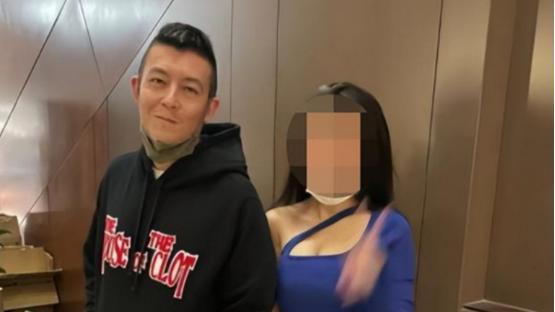 陈冠希|41岁陈冠希被偶遇！与性感网友合照好腼腆，不敢直视女方傲人身材