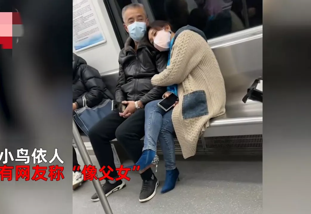 江西，一男子疯狂宠妻33年，与妻子结伴坐地铁被误会是父女。