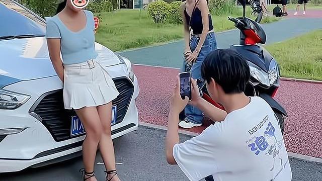女子看到情侣在自己车前拍照，耐心在一旁等待，却被男子一把推开