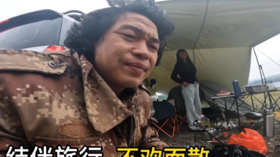50岁富婆和00后小伙结伴旅行，这一路的变化很微妙，也太真实