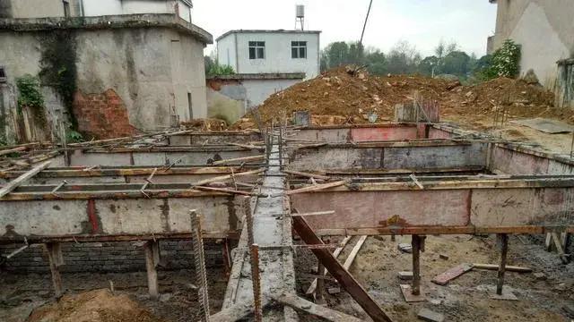 福建：老人为了挖墙角的水管，致使墙身倒塌老人被埋后，溺水身亡