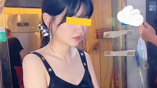 大街上，一女子独自创业卖包子，满脸热情地招呼顾客