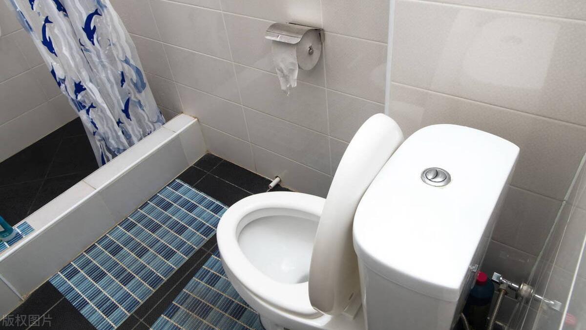 马桶3天不刷，变黄还发臭？教你正确做法，省时省力无异味