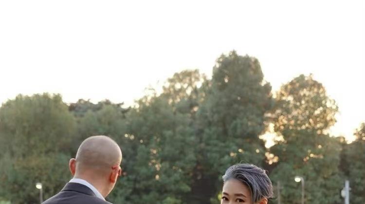 管虎|抽大雪茄的管虎很帅，染奶奶灰的梁静也很帅，终究是老婆更胜一筹