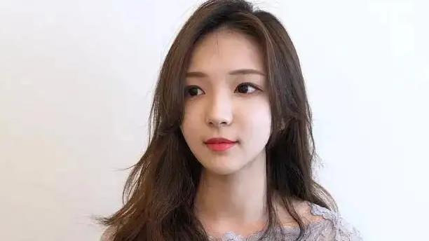 发型 ?蜜糖系微笑小美人，创造微弯的自然卷度效果