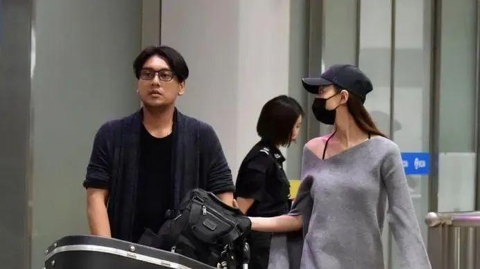 朱孝天|朱孝天带老婆直播卖惨，脸胖发福胡渣邋遢，妥妥中年油腻大叔！