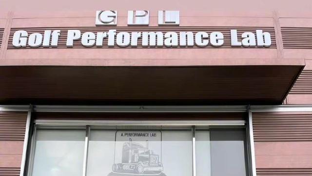 宋仲基|宋仲基高尔夫球场被偶遇，与网友合影头身比超优越，36岁活力满满